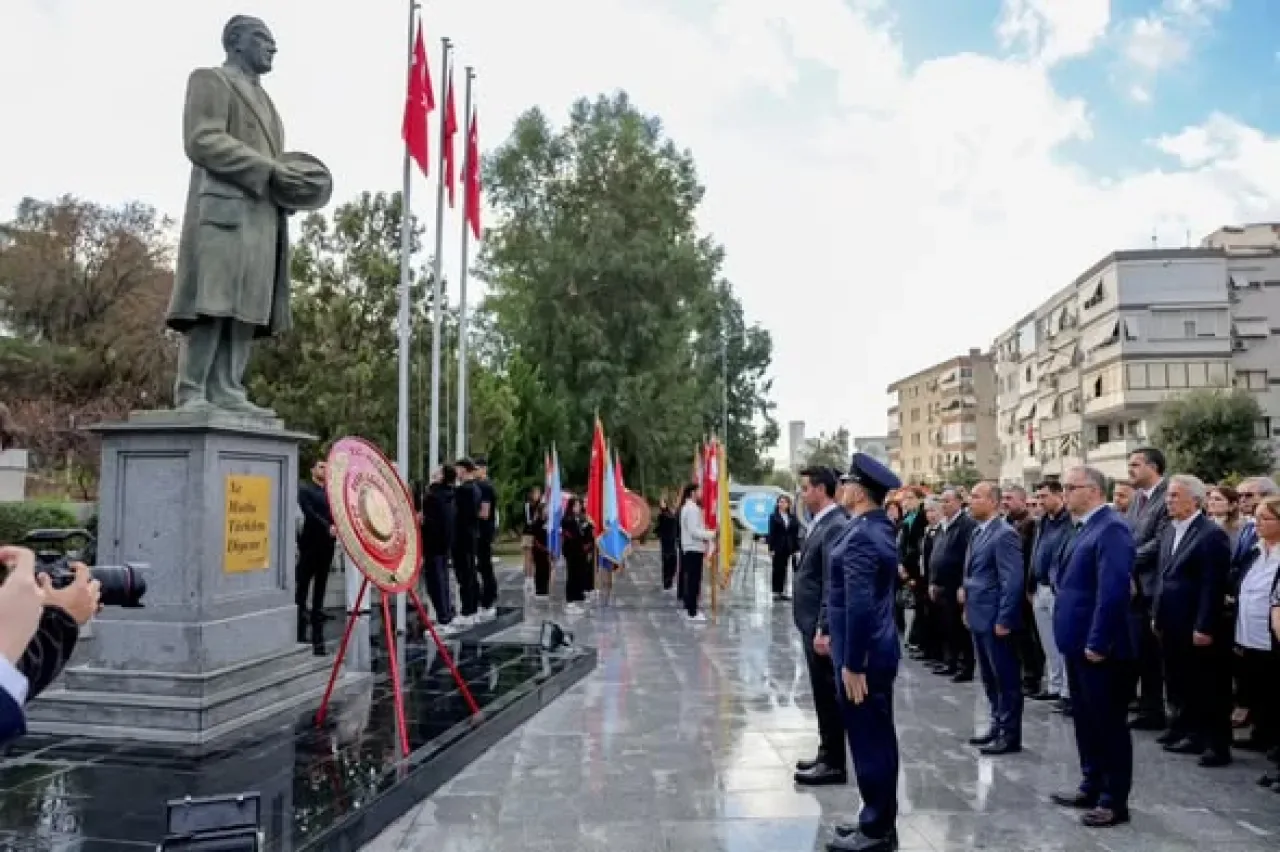 İzmir Bayraklı'da 24 Kasım Öğretmenler Günü Töreni Düzenlendi İzmir Bayraklı'da 24 Kasım Öğretmenler Günü Töreni Düzenlendi