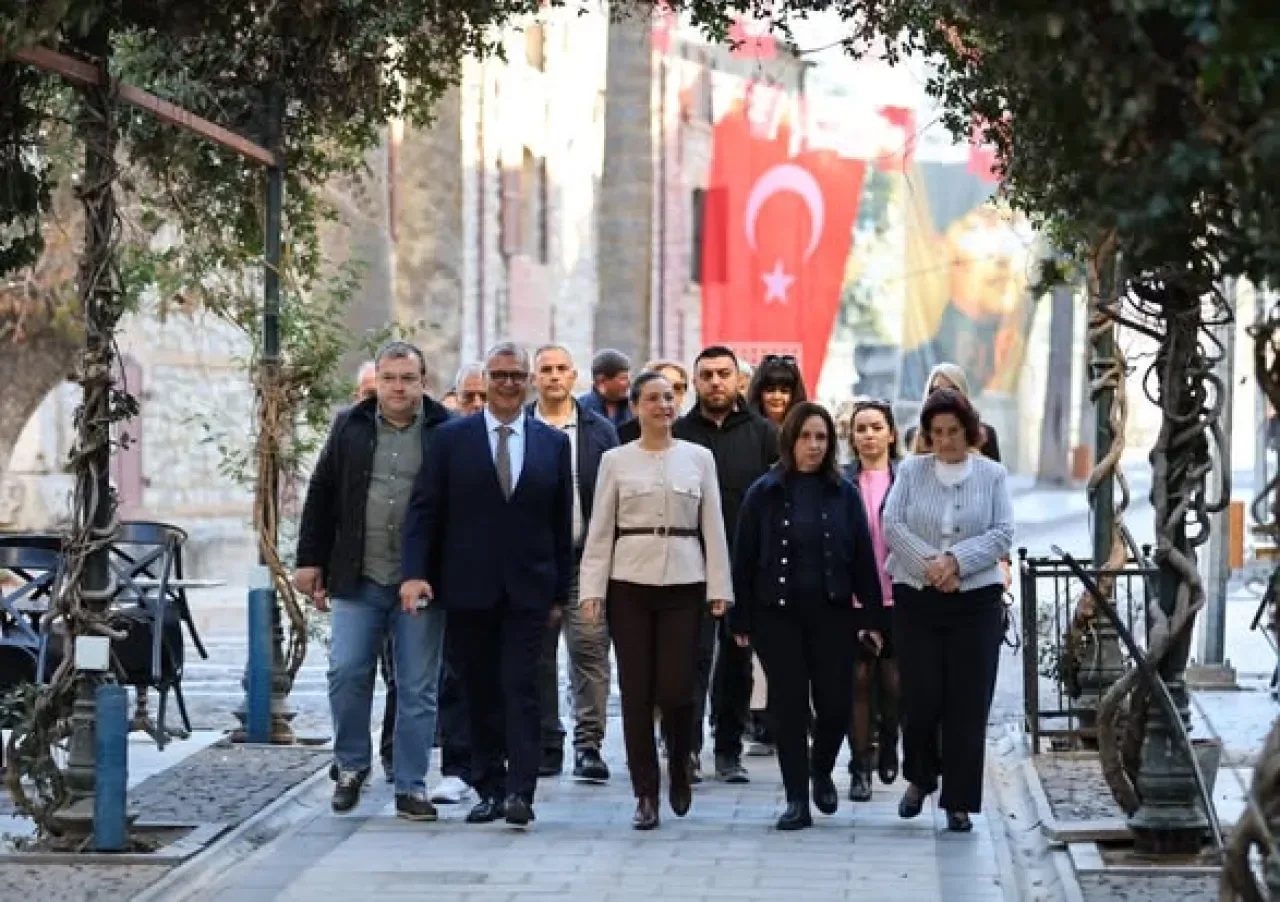 Öğretmenler Günü'nde Selçuk'ta Atatürk Anıtı'nda Anlamlı Buluşma Öğretmenler Günü'nde Selçuk'ta Atatürk Anıtı'nda Anlamlı Buluşma