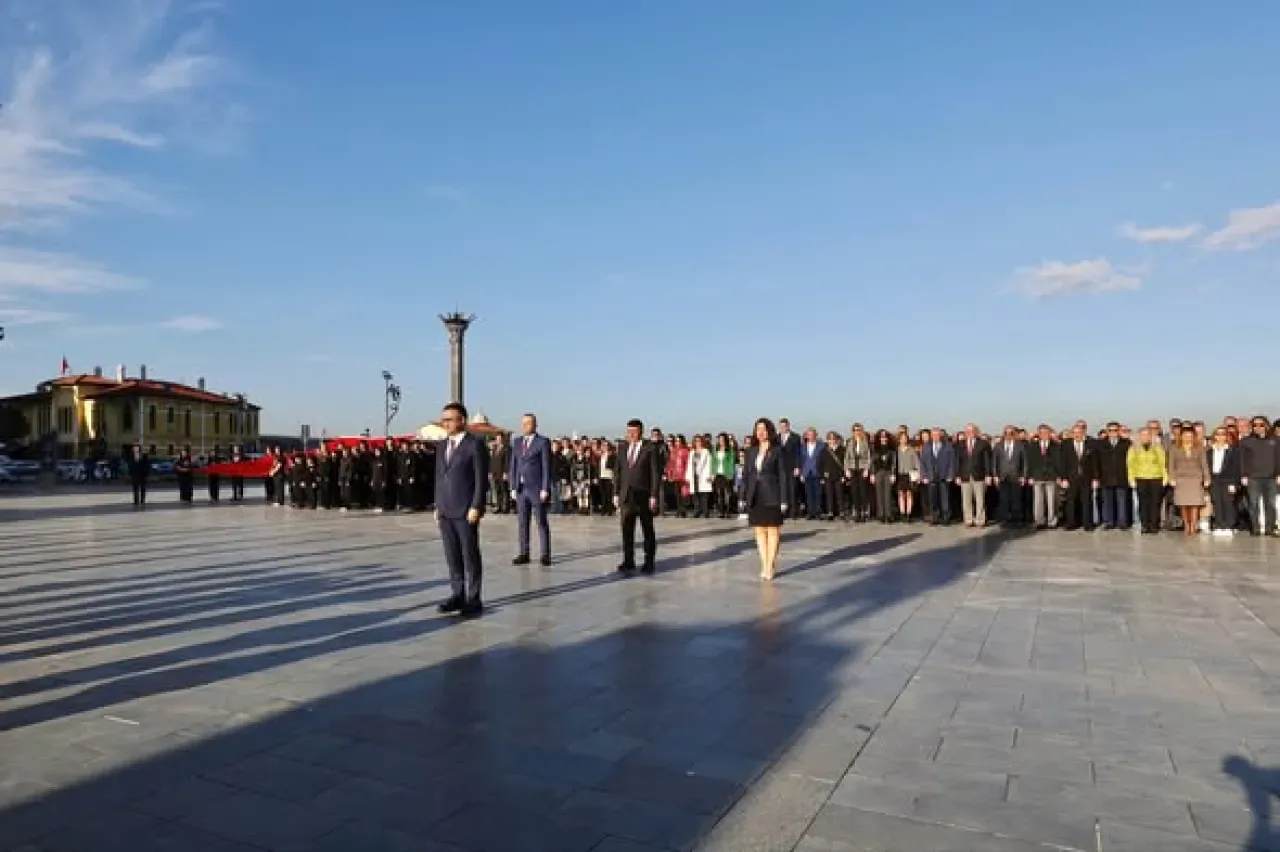 İzmir'de 24 Kasım Öğretmenler Günü Çelenk Sunma Töreni Düzenlendi İzmir'de 24 Kasım Öğretmenler Günü Çelenk Sunma Töreni Düzenlendi