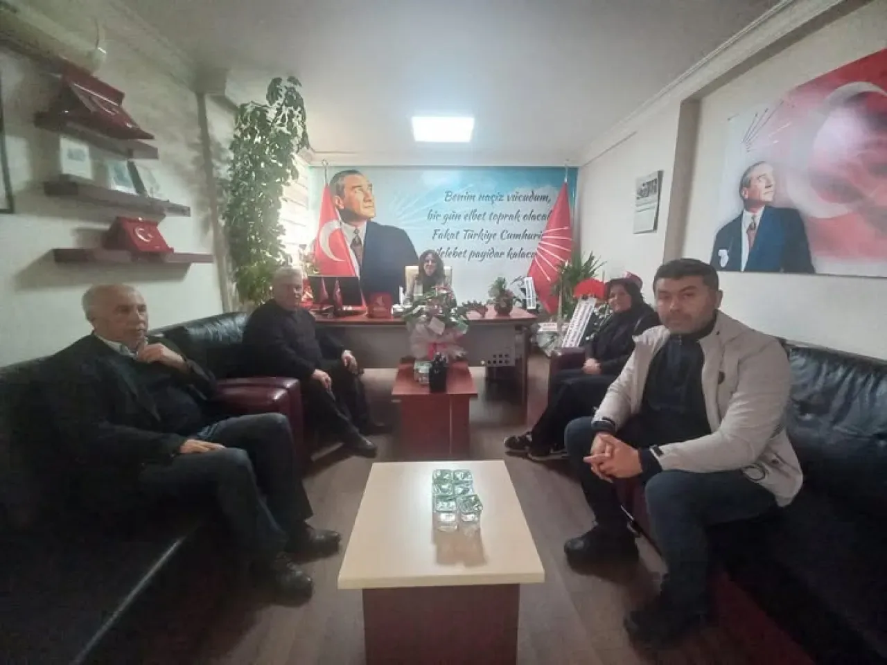 CHP Kayseri İl Başkanı Ümit Özer, Yahyalı Karaköy'de Muhtar Ziyaretinde Bulundu CHP Kayseri İl Başkanı Ümit Özer, Yahyalı Karaköy'de Muhtar Ziyaretinde Bulundu