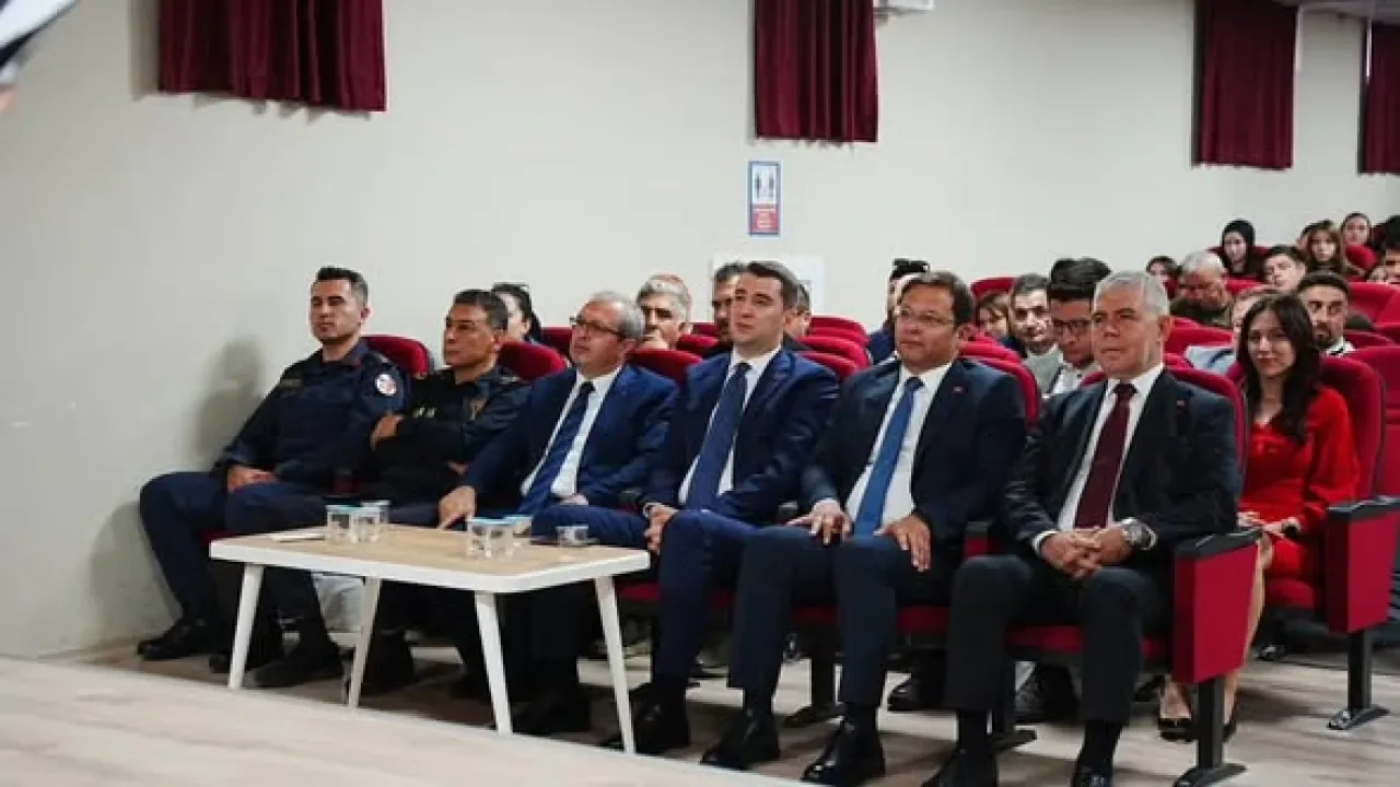 Sındırgı'da 24 Kasım Öğretmenler Günü Coşkuyla Kutlandı Sındırgı'da 24 Kasım Öğretmenler Günü Coşkuyla Kutlandı
