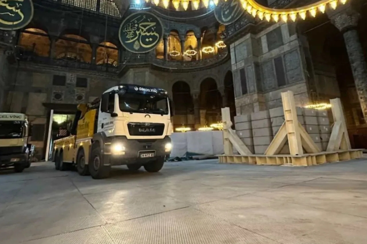 Ayasofya Camii'nde Restorasyon Çalışmaları Kapsamında Vinçle Çalışma Başlatıldı Ayasofya Camii'nde Restorasyon Çalışmaları Kapsamında Vinçle Çalışma Başlatıldı