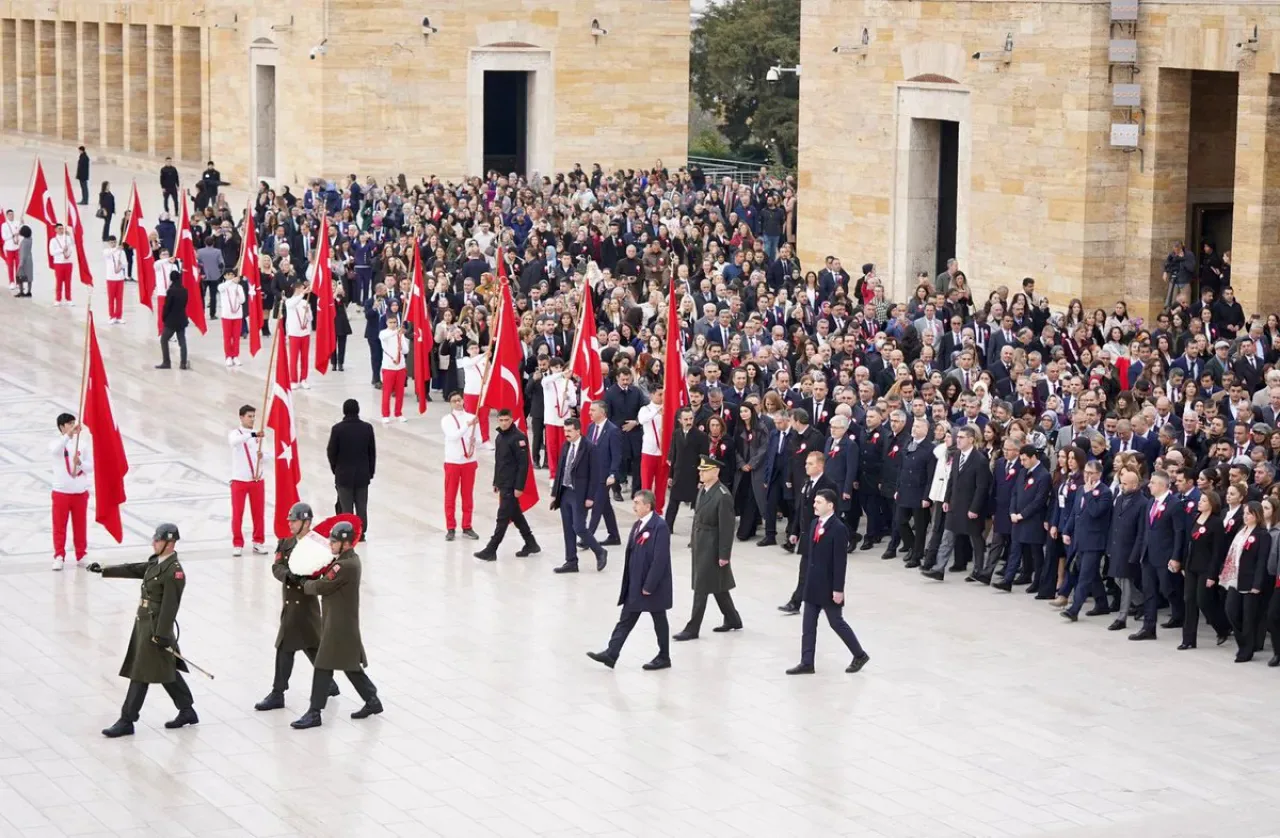 Milli Eğitim Bakanı Tekin, Öğretmenler Günü'nde Anıtkabir'i Ziyaret Etti Milli Eğitim Bakanı Tekin, Öğretmenler Günü'nde Anıtkabir'i Ziyaret Etti