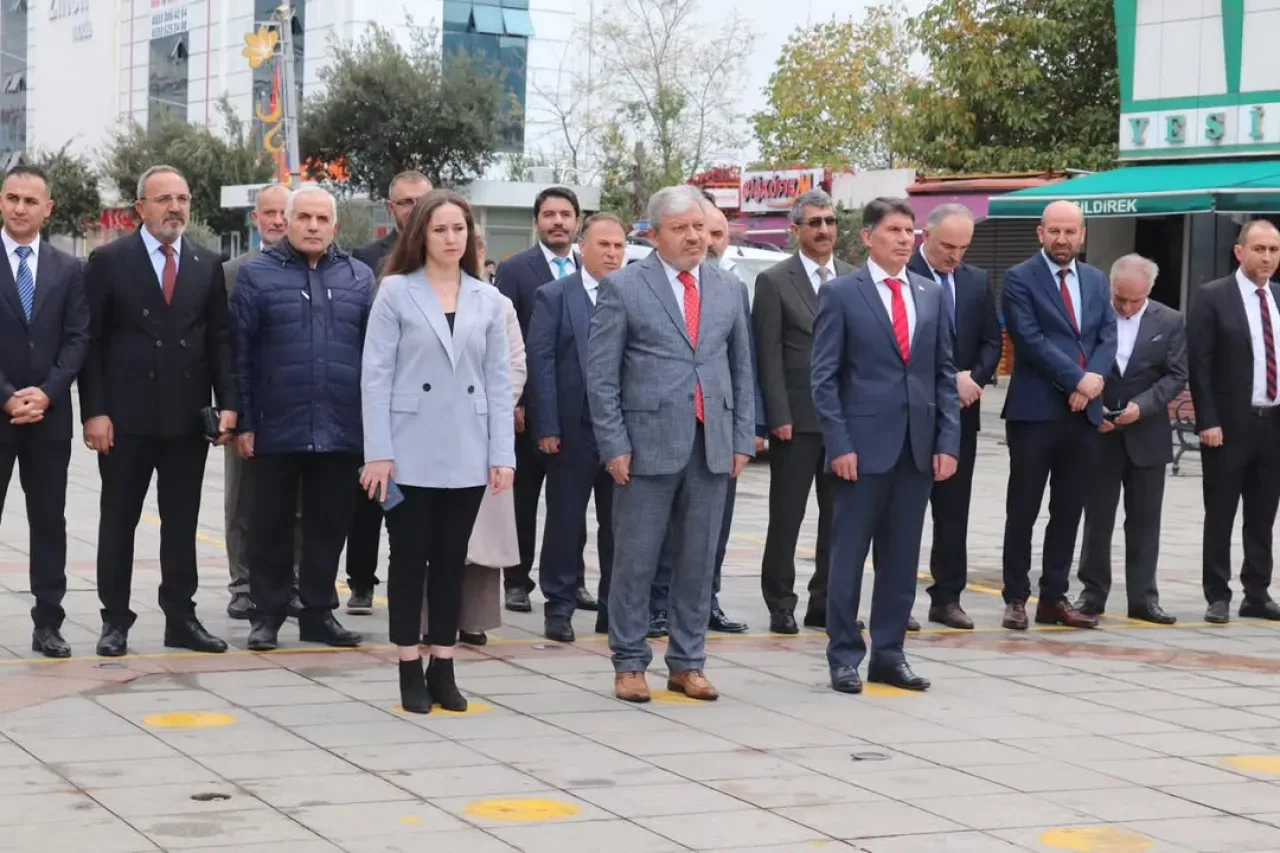 Sultanbeyli'de 24 Kasım Öğretmenler Günü Çelenk Sunma Töreni Düzenlendi Sultanbeyli'de 24 Kasım Öğretmenler Günü Çelenk Sunma Töreni Düzenlendi
