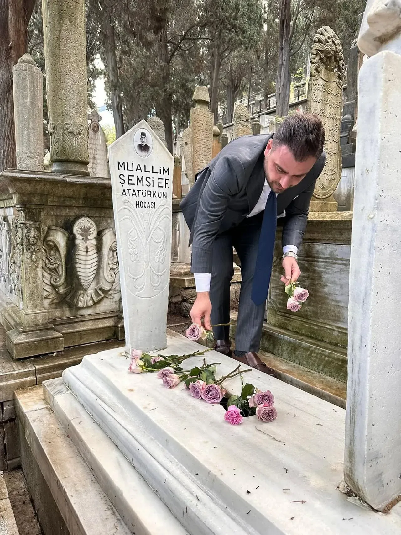 CHP Üsküdar İlçe Başkanlığı'ndan Şemsi Efendi'nin Mezarına 24 Kasım Ziyareti CHP Üsküdar İlçe Başkanlığı'ndan Şemsi Efendi'nin Mezarına 24 Kasım Ziyareti