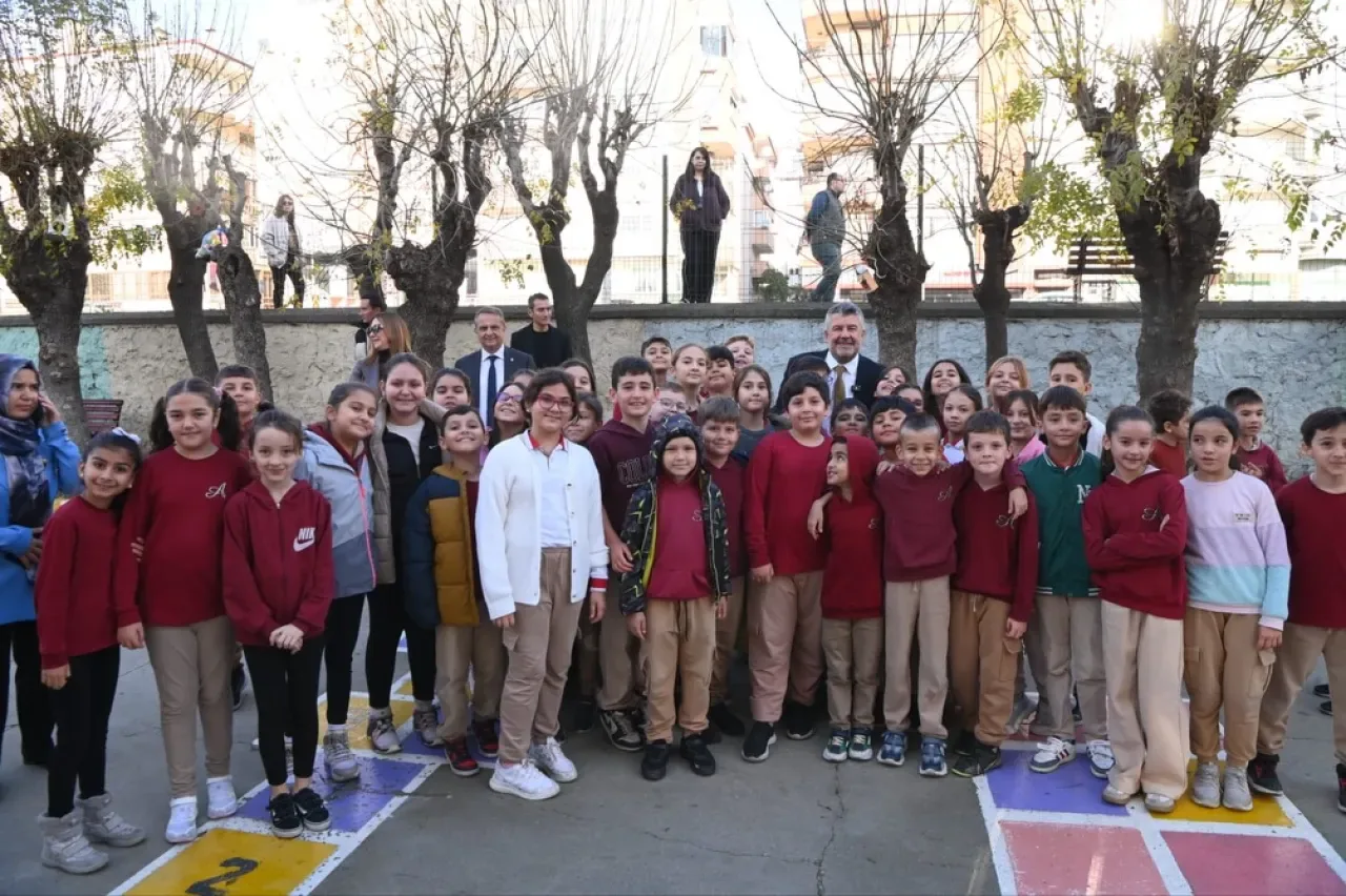 Karesi Belediyesi, Öğretmenler Günü'nde Atatürk İlkokulu'nu Ziyaret Etti Karesi Belediyesi, Öğretmenler Günü'nde Atatürk İlkokulu'nu Ziyaret Etti