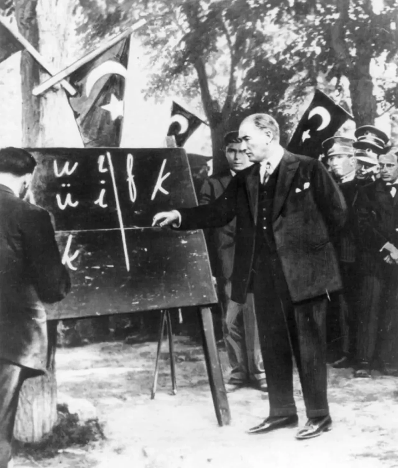 Atatürk'ün İzinde: Öğretmenler Milletleri Kurtaran Unsurdur Atatürk'ün İzinde: Öğretmenler Milletleri Kurtaran Unsurdur