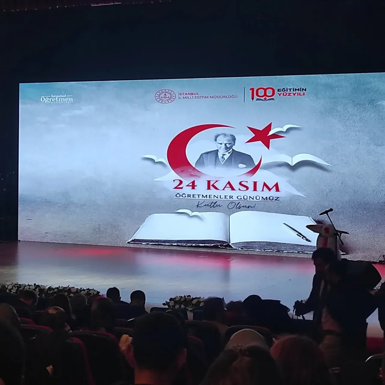 İstanbul'da Öğretmenler Günü Coşkusu: Prof. Dr. Mümtaz Turhan Lisesi'nde Anlamlı Kutlama İstanbul'da Öğretmenler Günü Coşkusu: Prof. Dr. Mümtaz Turhan Lisesi'nde Anlamlı Kutlama