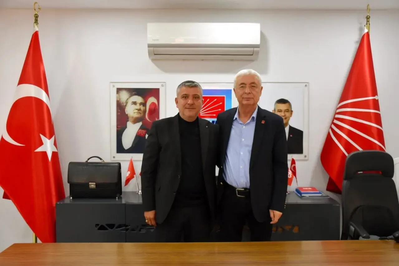 Antalya Semt Pazarcılar Odası Başkanı, CHP Antalya İl Başkanı Nail Kamacı'yı Ziyaret Etti Antalya Semt Pazarcılar Odası Başkanı, CHP Antalya İl Başkanı Nail Kamacı'yı Ziyaret Etti