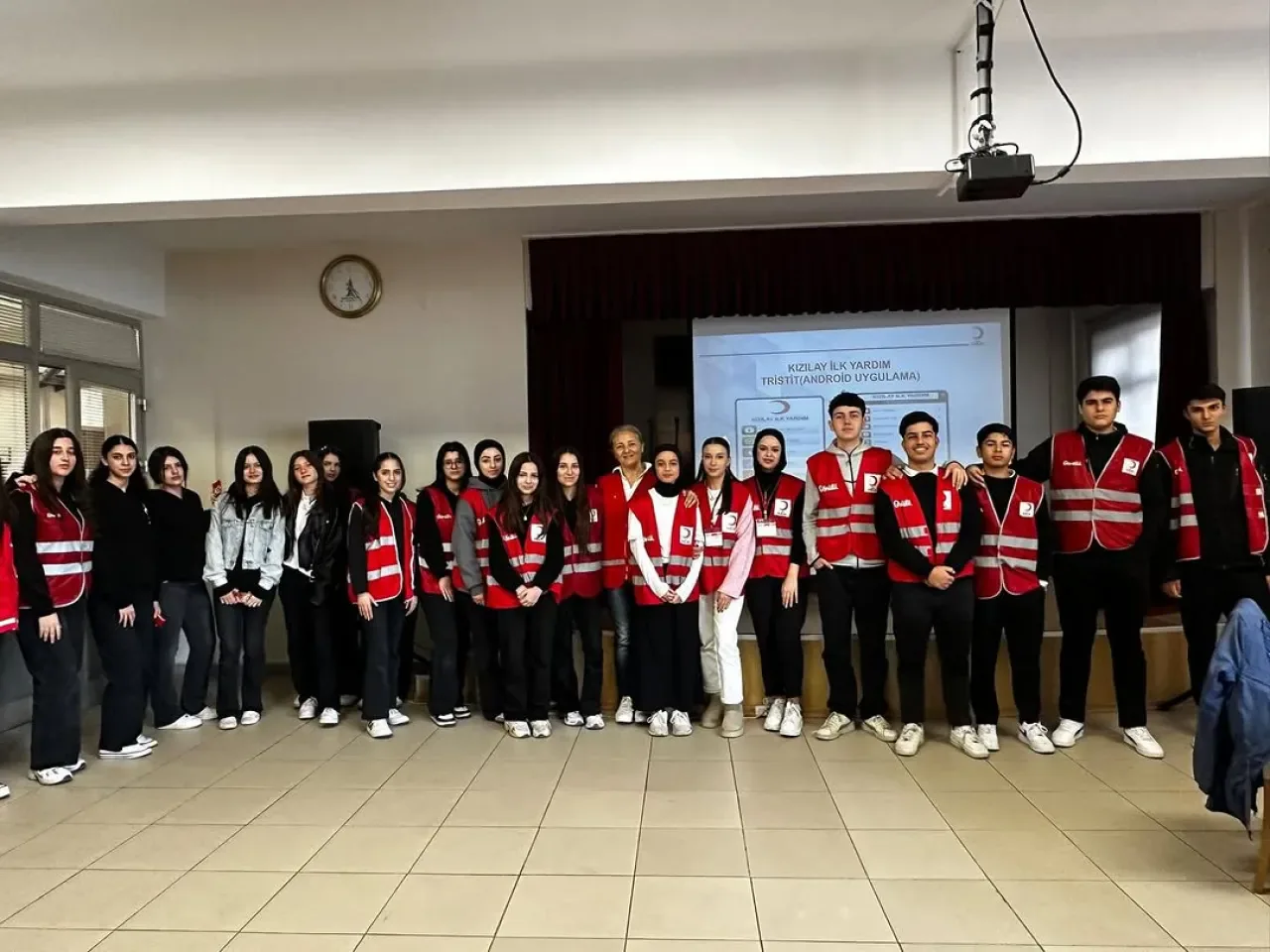 Türk Kızılay, Sancaktepe'de Öğrencilere Hayat Kurtaran İlk Yardım Eğitimi Verdi Türk Kızılay, Sancaktepe'de Öğrencilere Hayat Kurtaran İlk Yardım Eğitimi Verdi