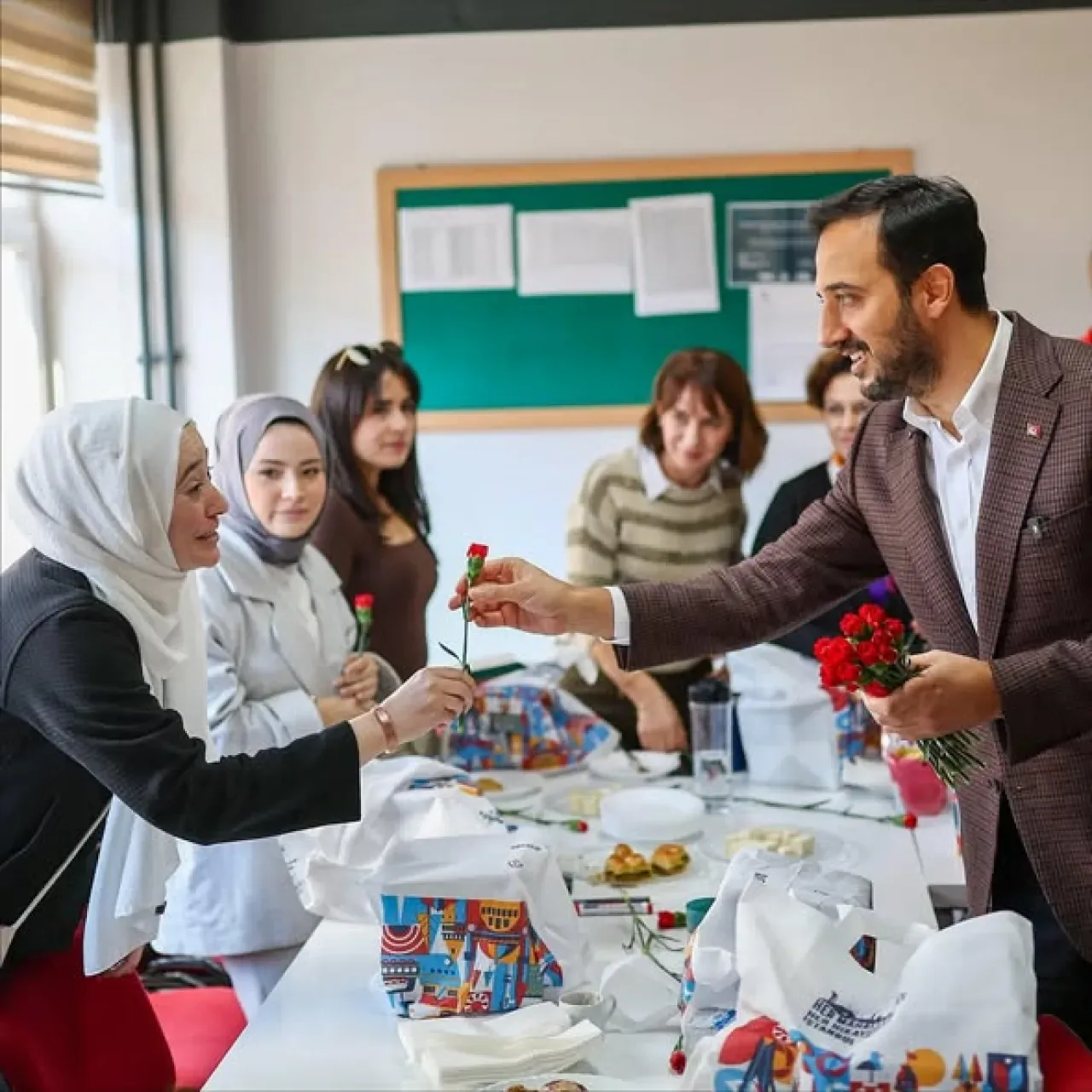 Bağcılar Belediye Başkanı Abdullah Özdemir, Öğretmenler Günü'nde Eski Lisesini Ziyaret Etti Bağcılar Belediye Başkanı Abdullah Özdemir, Öğretmenler Günü'nde Eski Lisesini Ziyaret Etti