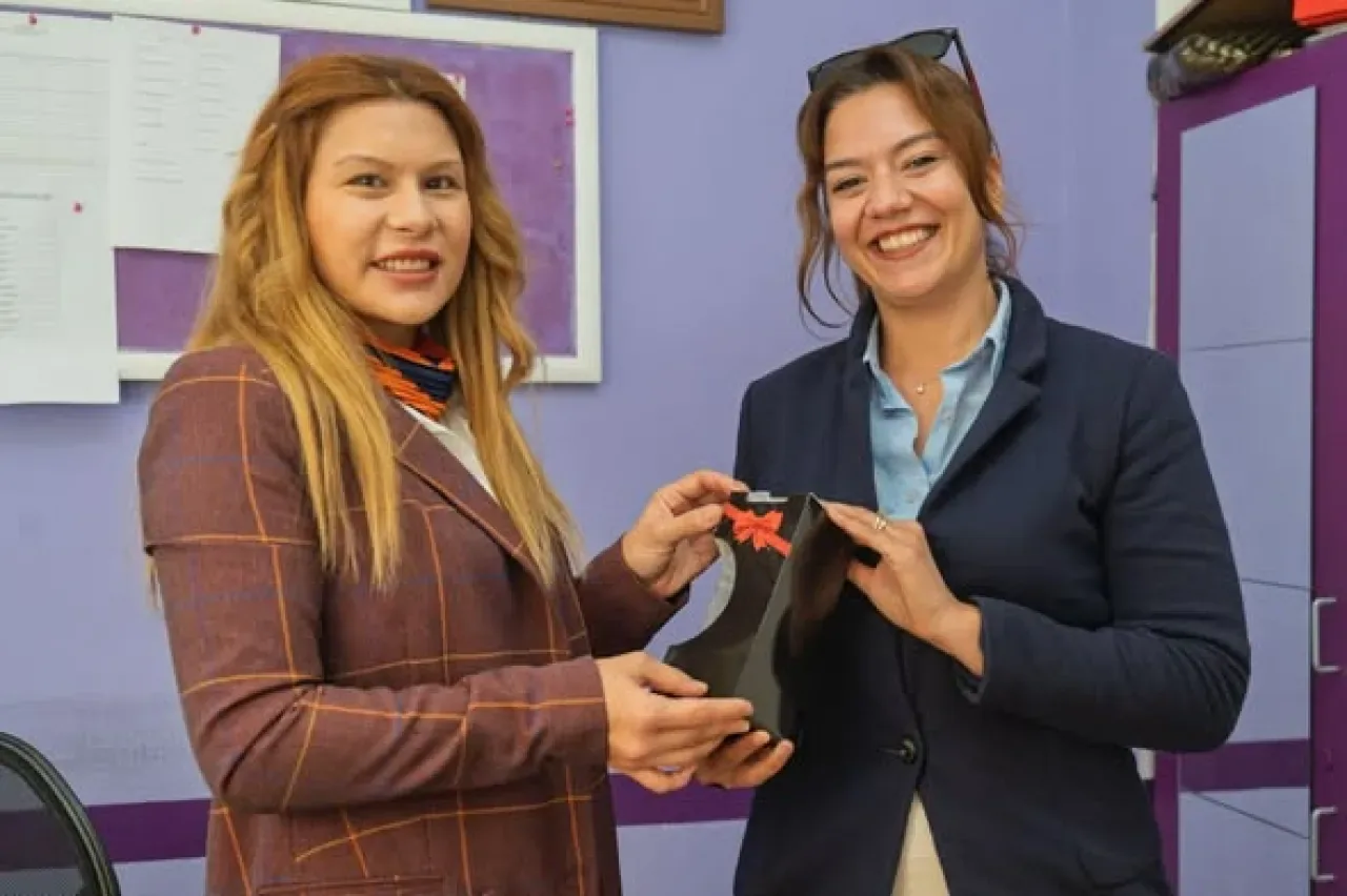 İzmir'de Öğretmenler Günü'nde Kırılgan Gruplardaki Öğrencilerin Öğretmenleri Ziyaret Edildi İzmir'de Öğretmenler Günü'nde Kırılgan Gruplardaki Öğrencilerin Öğretmenleri Ziyaret Edildi