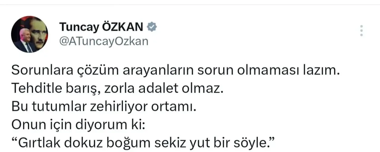 Tuncay Özkan'dan Siyaset Diline Sert Eleştiri: "Gırtlak Dokuz Boğum, Sekiz Yut Bir Söyle" Tuncay Özkan'dan Siyaset Diline Sert Eleştiri: "Gırtlak Dokuz Boğum, Sekiz Yut Bir Söyle"
