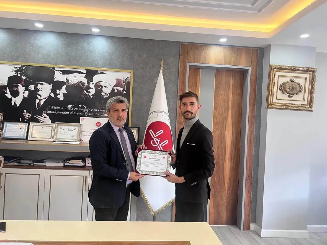 Bursa'da Kayıp 2 Bin Euro'yu Bulan Müftülük Personeli Örnek Davranış Sergiledi Bursa'da Kayıp 2 Bin Euro'yu Bulan Müftülük Personeli Örnek Davranış Sergiledi