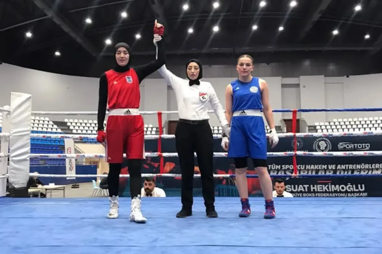 Dokuz Eylül Üniversitesi'nden Esma Nur Lök, ÜNİLİG Boks Şampiyonası'nda Altın Madalya Kazandı Dokuz Eylül Üniversitesi'nden Esma Nur Lök, ÜNİLİG Boks Şampiyonası'nda Altın Madalya Kazandı
