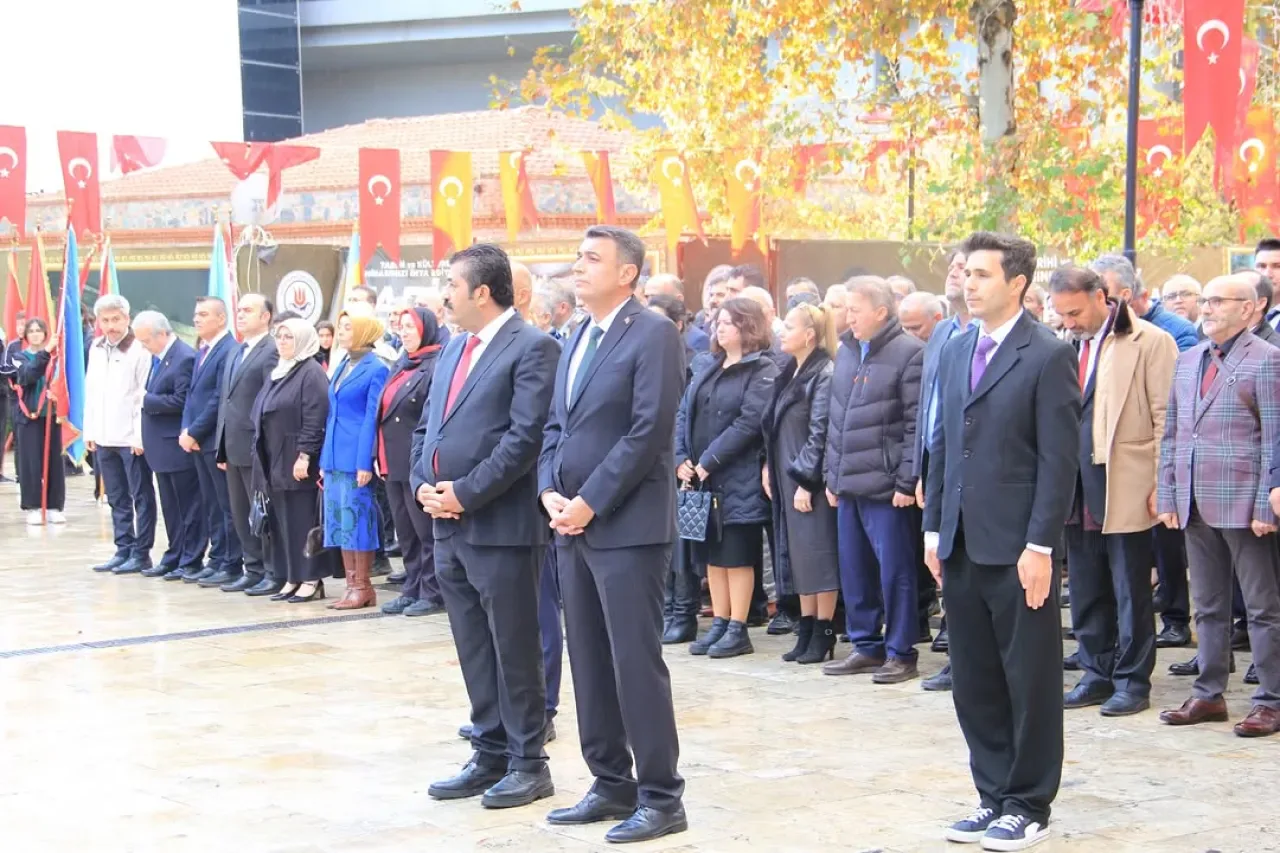 Kağıthane'de 24 Kasım Öğretmenler Günü Kutlamaları Çelenk Sunma Töreniyle Başladı Kağıthane'de 24 Kasım Öğretmenler Günü Kutlamaları Çelenk Sunma Töreniyle Başladı