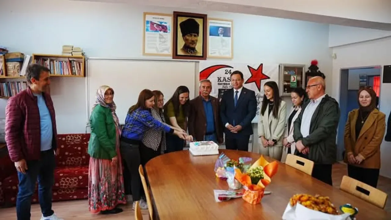 Sındırgı Belediyesi, 24 Kasım Öğretmenler Günü'nde Okulları Ziyaret Etti Sındırgı Belediyesi, 24 Kasım Öğretmenler Günü'nde Okulları Ziyaret Etti