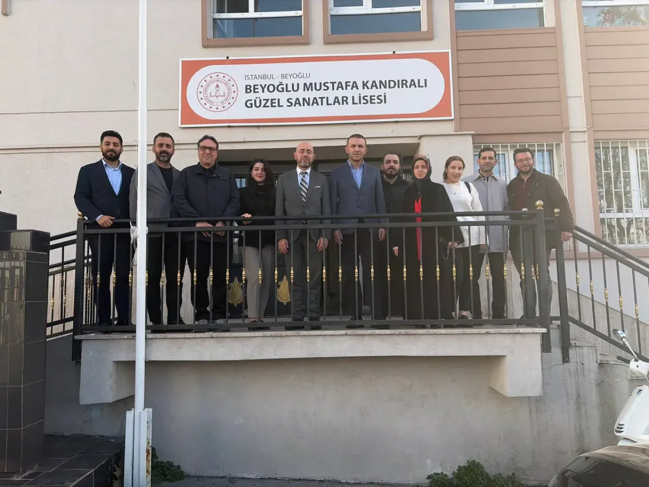 AK Parti Beyoğlu İlçe Teşkilatı, Mustafa Kandıralı Güzel Sanatlar Lisesi'ni Ziyaret Etti AK Parti Beyoğlu İlçe Teşkilatı, Mustafa Kandıralı Güzel Sanatlar Lisesi'ni Ziyaret Etti