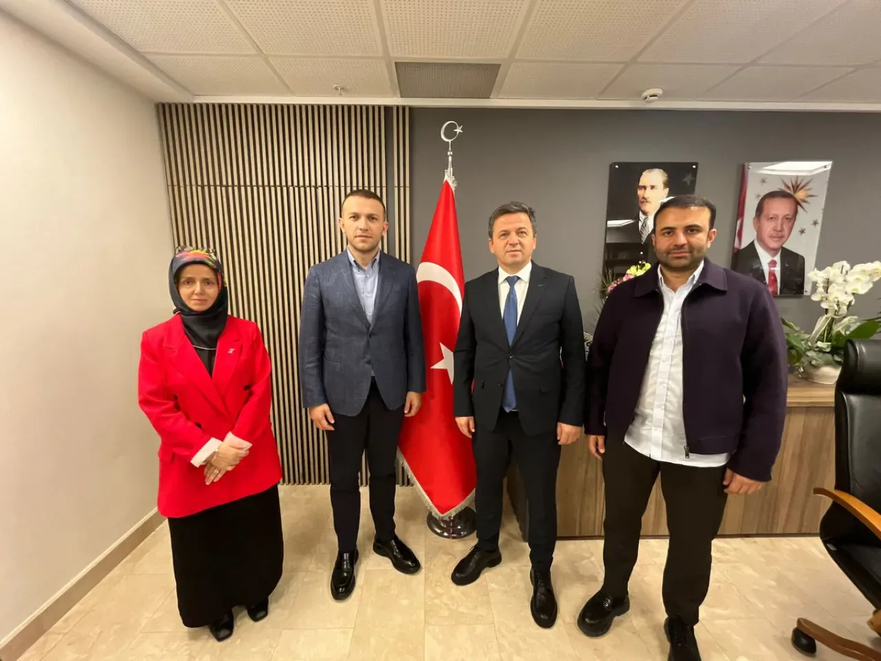 AK Parti Beyoğlu İlçe Teşkilatı, 24 Kasım Öğretmenler Günü'nde İlçe Milli Eğitim Müdürü'nü Ziyaret Etti AK Parti Beyoğlu İlçe Teşkilatı, 24 Kasım Öğretmenler Günü'nde İlçe Milli Eğitim Müdürü'nü Ziyaret Etti