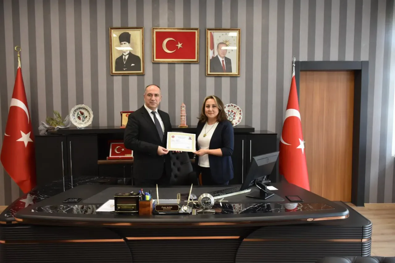 Yenişehir Kaymakamı, Öğretmen Ayşegül Şanlı'ya Başarı Belgesi Verdi Yenişehir Kaymakamı, Öğretmen Ayşegül Şanlı'ya Başarı Belgesi Verdi