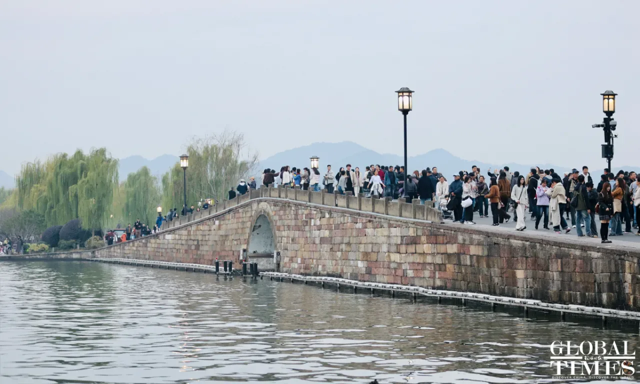 Çin'in Vizesiz Giriş Politikası, West Lake'te Turizm Patlaması Yaşatıyor Çin'in Vizesiz Giriş Politikası, West Lake'te Turizm Patlaması Yaşatıyor