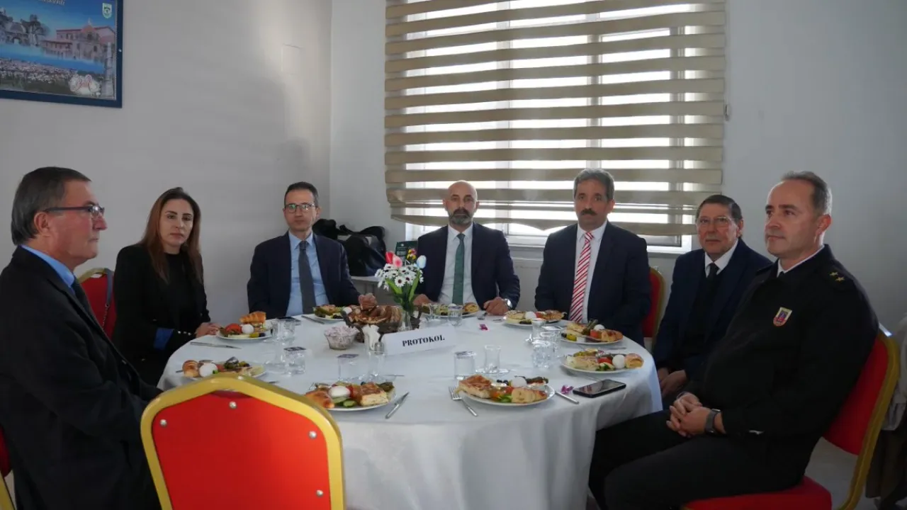 İznik'te Emekli Öğretmenlerle Anlamlı Buluşma İznik'te Emekli Öğretmenlerle Anlamlı Buluşma
