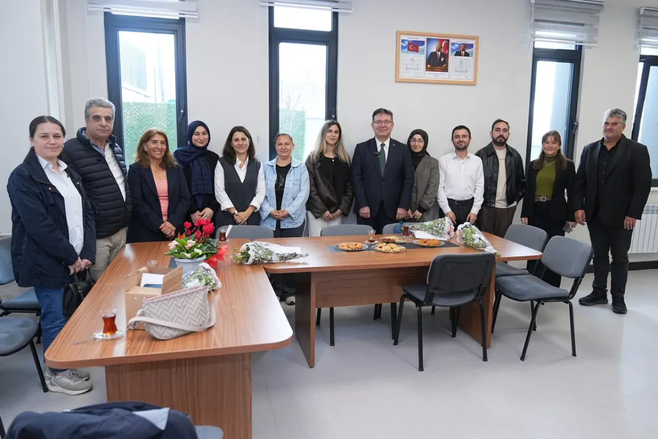 Sarıyer Belediye Başkanı Aksu, Öğretmenler Günü'nde Gümüşdere İlkokulu'nu Ziyaret Etti Sarıyer Belediye Başkanı Aksu, Öğretmenler Günü'nde Gümüşdere İlkokulu'nu Ziyaret Etti