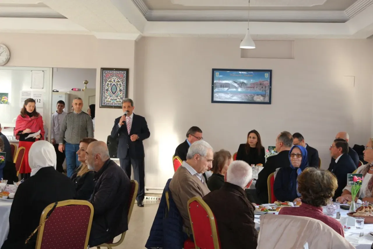 İznik'te Öğretmenler Günü'nde Emekli Öğretmenler Onurlandırıldı İznik'te Öğretmenler Günü'nde Emekli Öğretmenler Onurlandırıldı