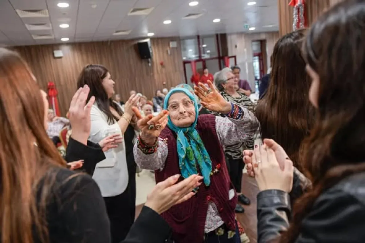 İzmir'de Öğretmenler Günü, Huzurevinde Nesilleri Buluşturdu İzmir'de Öğretmenler Günü, Huzurevinde Nesilleri Buluşturdu
