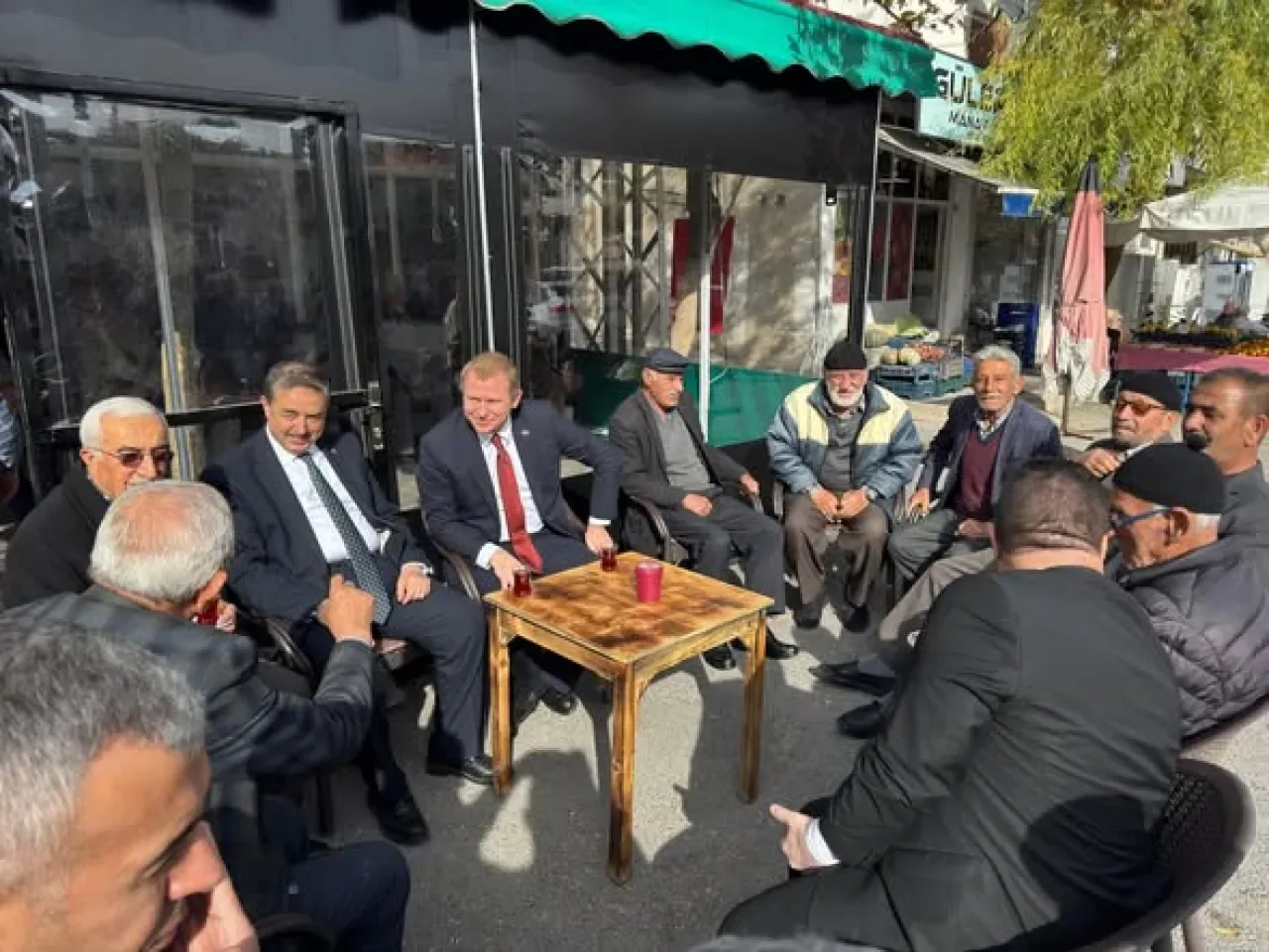 Yeşil Hisar Kaymakamı Adıgüzel, Vatandaşlarla Çay Ocağında Bir Araya Geldi Yeşil Hisar Kaymakamı Adıgüzel, Vatandaşlarla Çay Ocağında Bir Araya Geldi