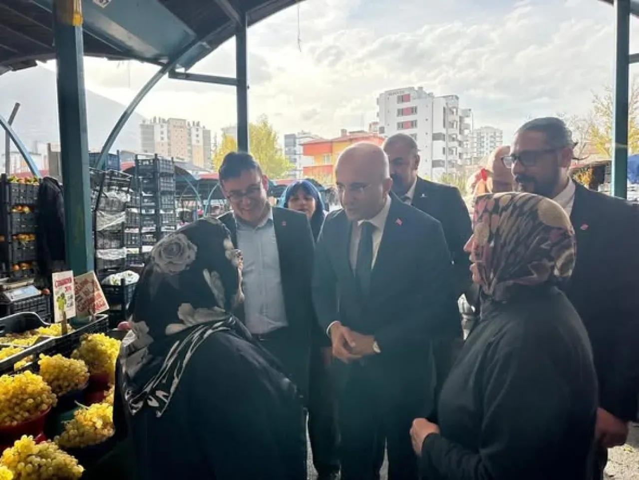 Kayseri'de Pazar Ziyareti: Tüketici ve Üretici Enflasyonla Boğuşuyor Kayseri'de Pazar Ziyareti: Tüketici ve Üretici Enflasyonla Boğuşuyor