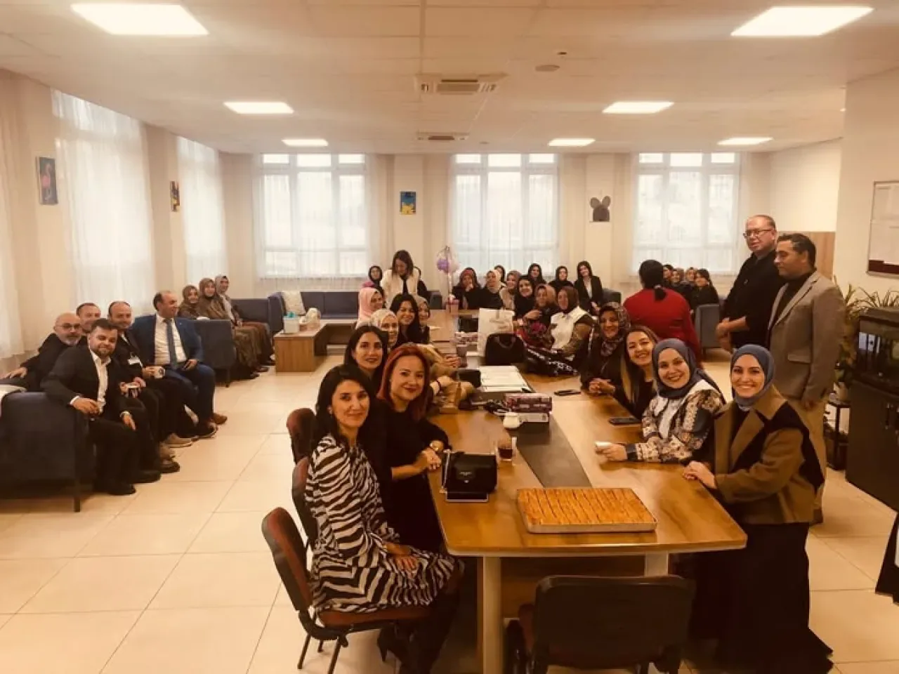 Pursaklar'da Öğretmenler Günü'ne Baklava İkramı Pursaklar'da Öğretmenler Günü'ne Baklava İkramı