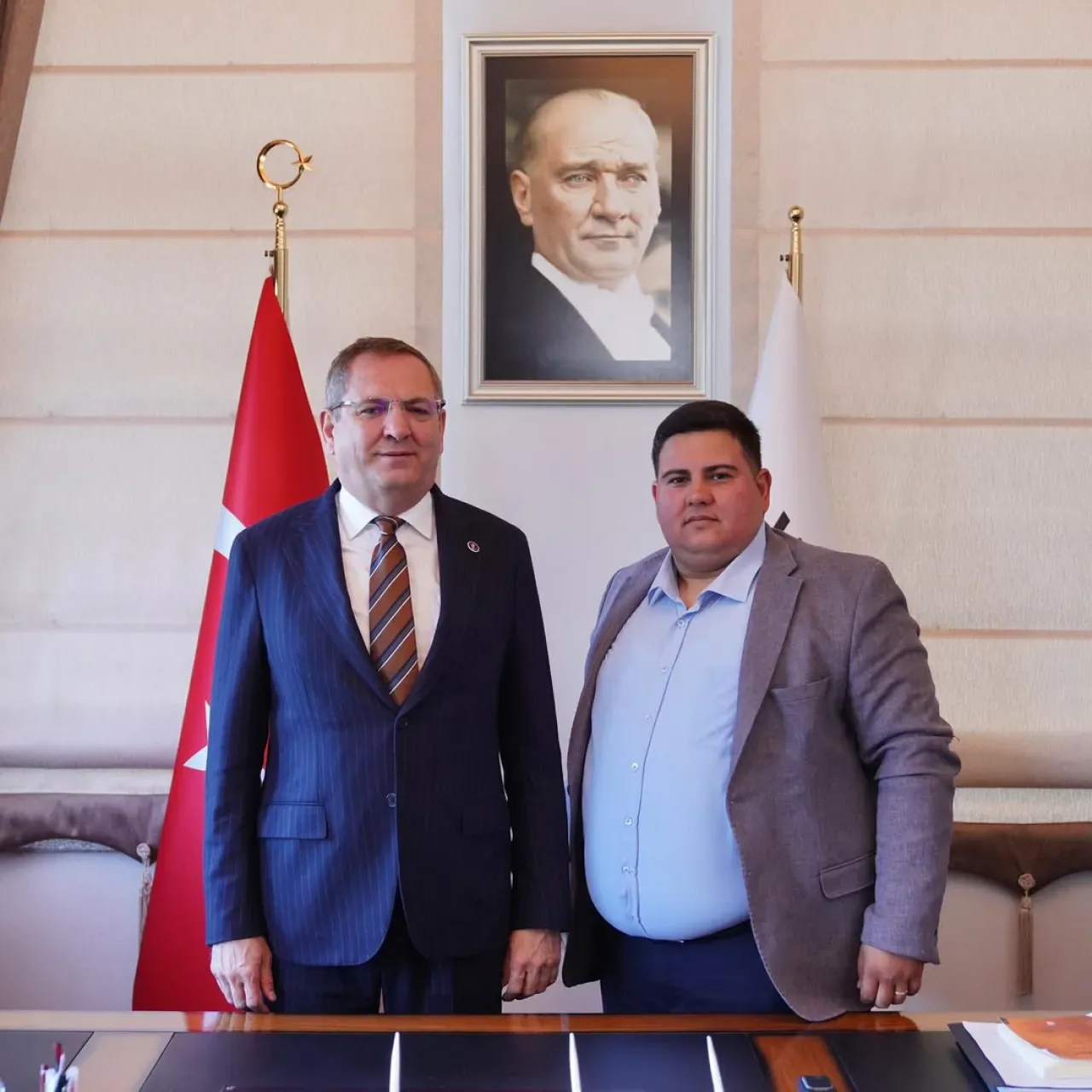 Ayvalık Belediye Başkanı, Küçükköy Mahalle Muhtarını Makamında Ağırladı Ayvalık Belediye Başkanı, Küçükköy Mahalle Muhtarını Makamında Ağırladı