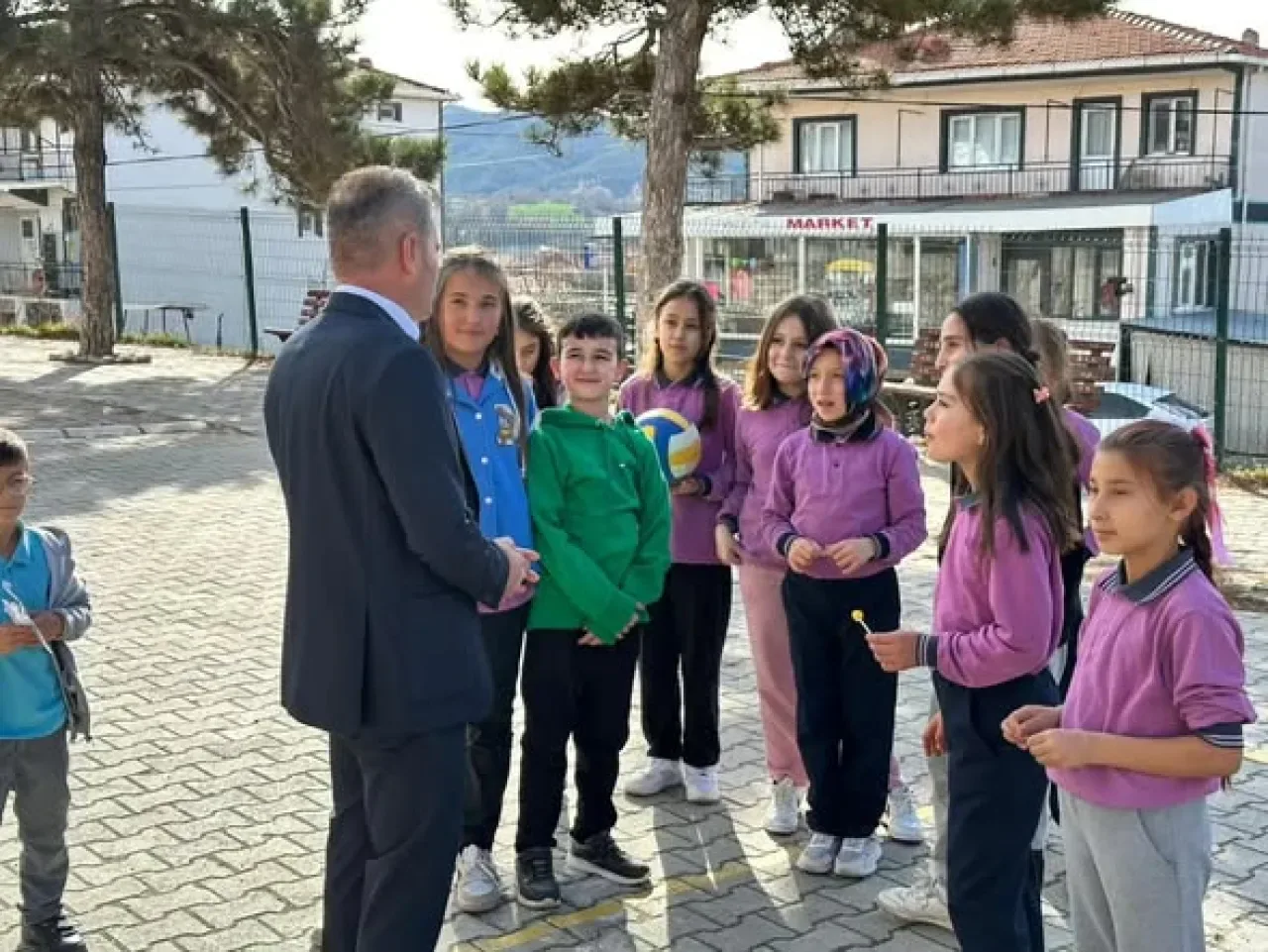 Sındırgı'da Öğretmenler Günü Coşkusu: Belediye Ekipleri Okulları Ziyaret Etti Sındırgı'da Öğretmenler Günü Coşkusu: Belediye Ekipleri Okulları Ziyaret Etti