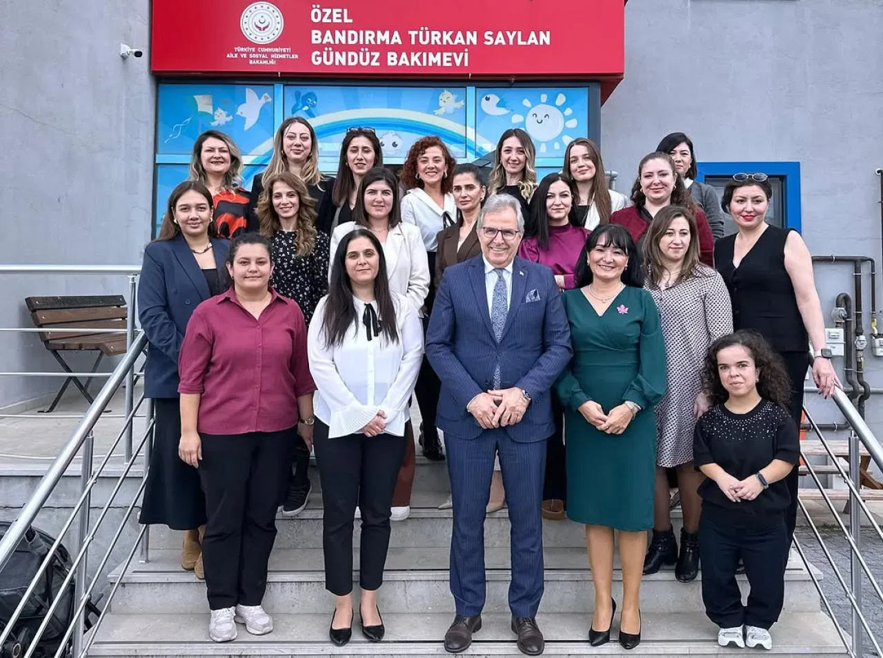 Bandırma Belediyesi'nden Öğretmenler Günü'nde Anlamlı Ziyaret Bandırma Belediyesi'nden Öğretmenler Günü'nde Anlamlı Ziyaret