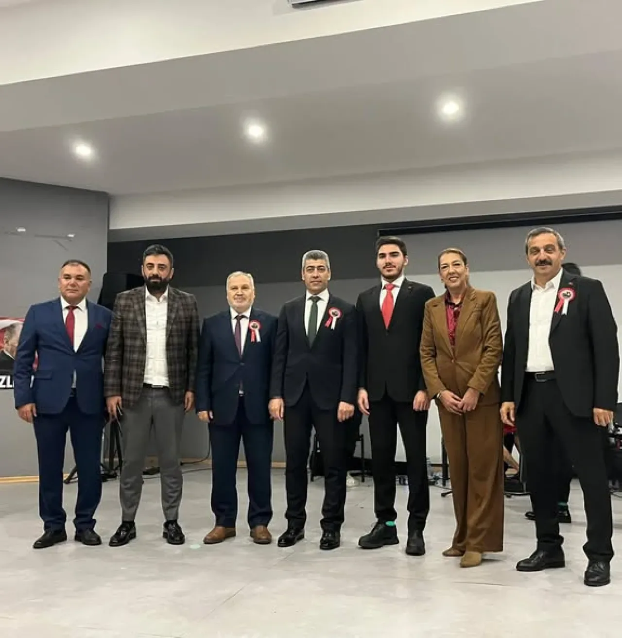 Ataşehir'de 24 Kasım Öğretmenler Günü Coşkusu: Emekli Öğretmenlere Hizmet Şeref Belgesi Ataşehir'de 24 Kasım Öğretmenler Günü Coşkusu: Emekli Öğretmenlere Hizmet Şeref Belgesi