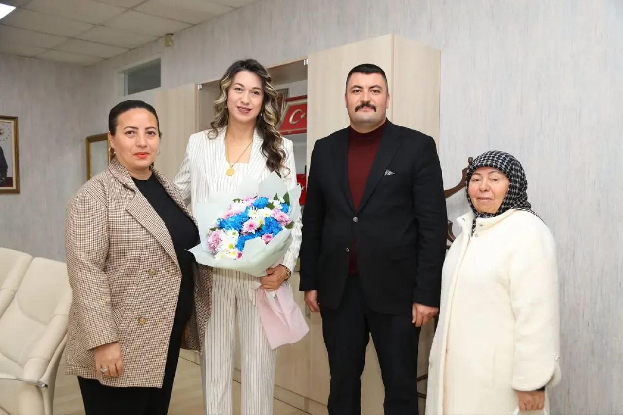 AK Parti Gölbaşı İlçe Teşkilatından 24 Kasım Öğretmenler Günü Ziyareti AK Parti Gölbaşı İlçe Teşkilatından 24 Kasım Öğretmenler Günü Ziyareti