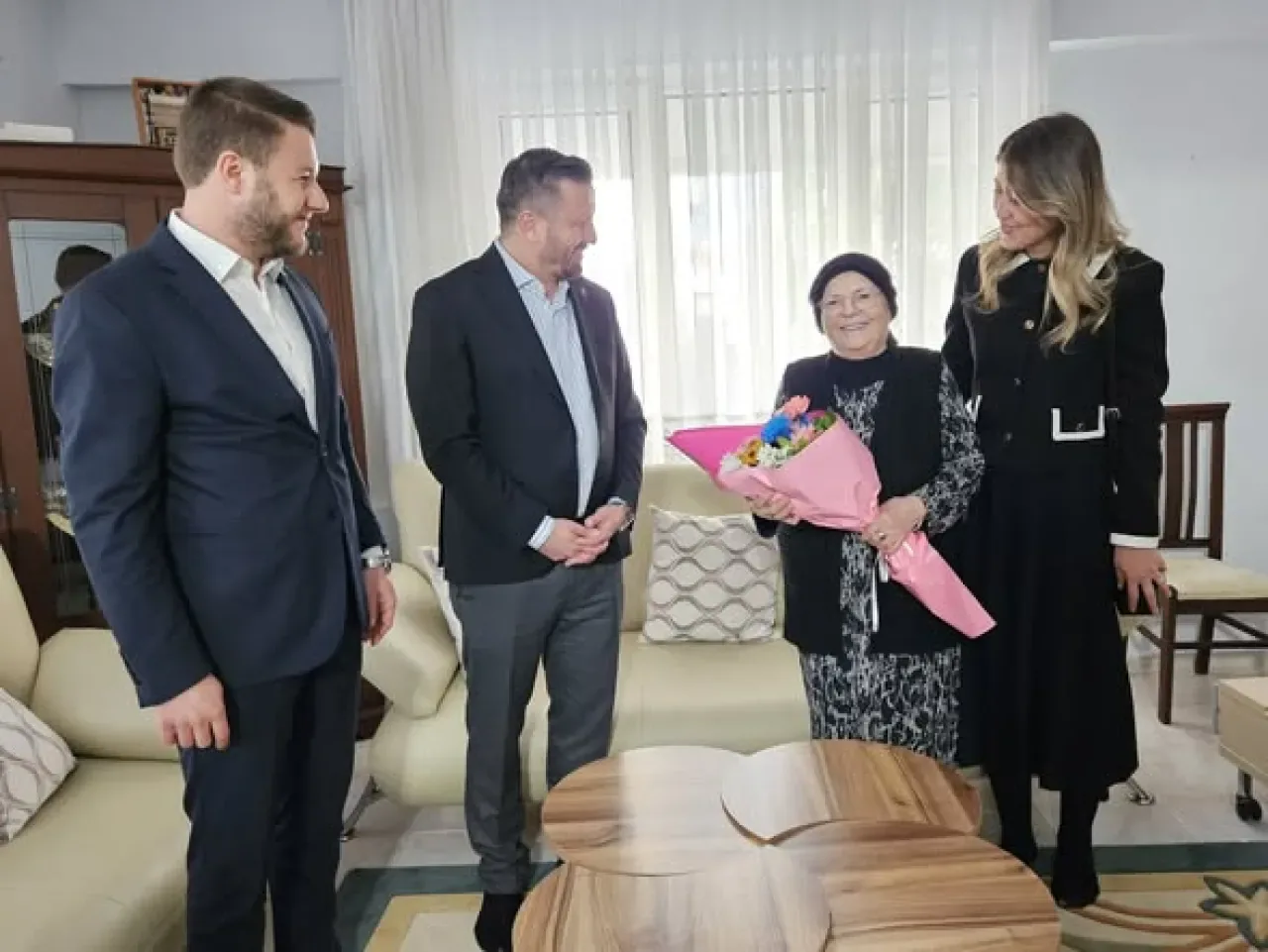 AK Parti Havran'da Emekli Öğretmen Hacer Önder'in Öğretmenler Günü Kutlandı AK Parti Havran'da Emekli Öğretmen Hacer Önder'in Öğretmenler Günü Kutlandı