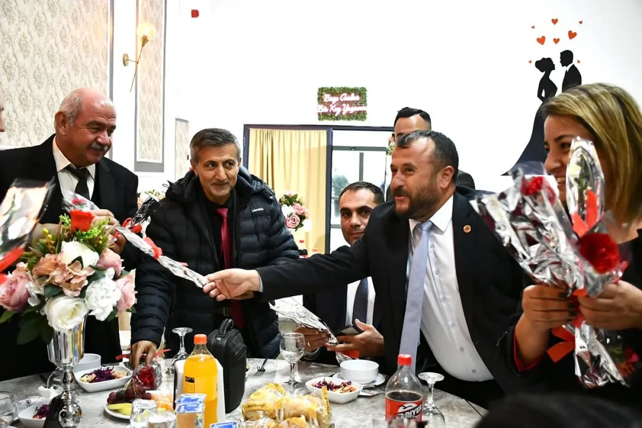 Kalecik Belediyesi'nden 24 Kasım Öğretmenler Günü'nde Anlamlı Ziyaret Kalecik Belediyesi'nden 24 Kasım Öğretmenler Günü'nde Anlamlı Ziyaret