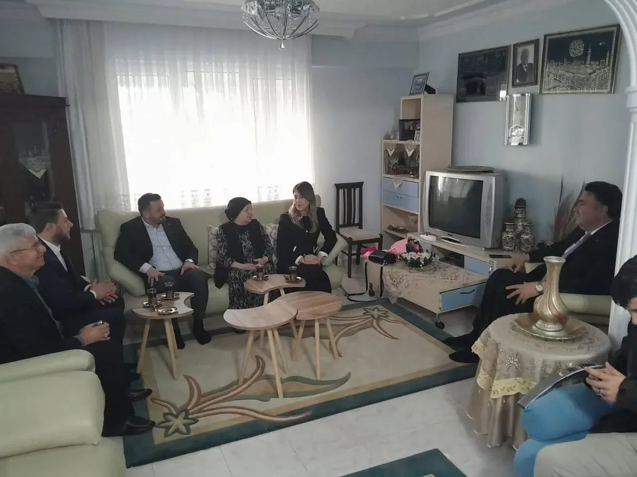 Havran'da Öğretmenler Günü'nde Anlamlı Ziyaret: Emekli Öğretmen Hacer Önder Evinde Ziyaret Edildi Havran'da Öğretmenler Günü'nde Anlamlı Ziyaret: Emekli Öğretmen Hacer Önder Evinde Ziyaret Edildi