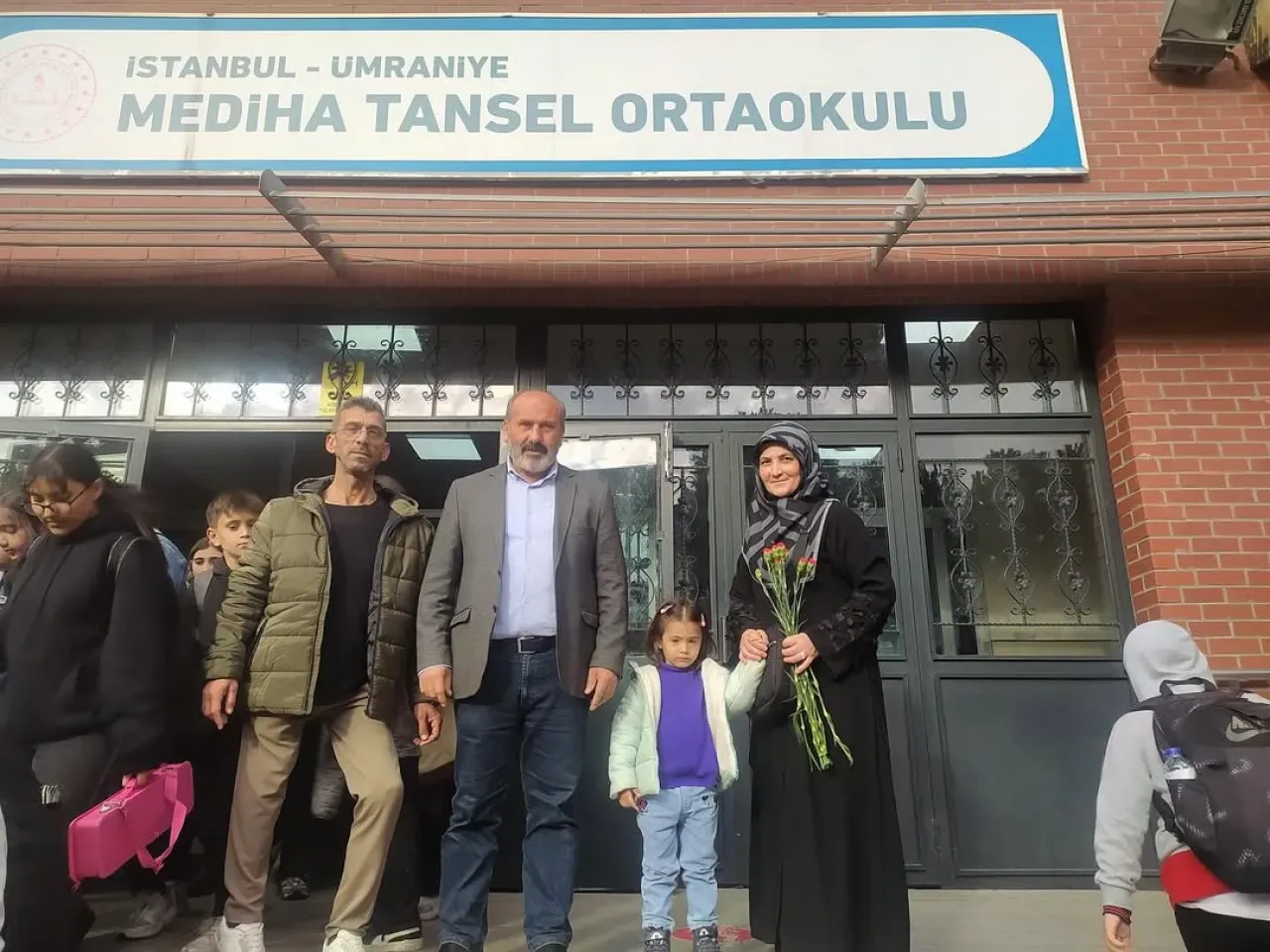Ümraniyeli AK Parti Teşkilatından Öğretmenler Günü'nde Anlamlı Ziyaret Ümraniyeli AK Parti Teşkilatından Öğretmenler Günü'nde Anlamlı Ziyaret