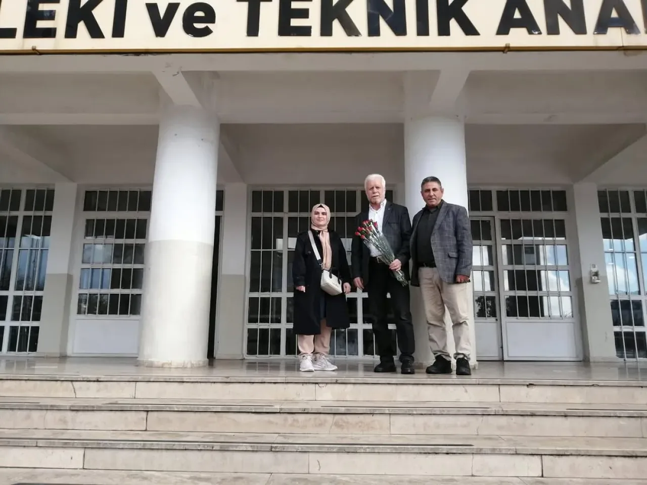 Ümraniye AK Parti Teşkilatından Öğretmenler Günü'nde Anlamlı Ziyaret Ümraniye AK Parti Teşkilatından Öğretmenler Günü'nde Anlamlı Ziyaret