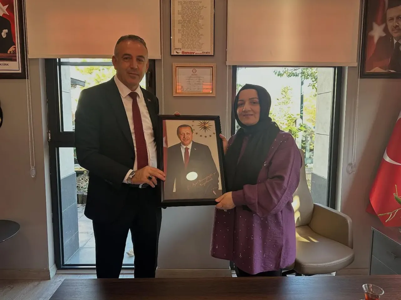 AK Parti Ümraniye İlçe Teşkilatı, Atatürk Mahalle Muhtarı'nı Ziyaret Etti AK Parti Ümraniye İlçe Teşkilatı, Atatürk Mahalle Muhtarı'nı Ziyaret Etti