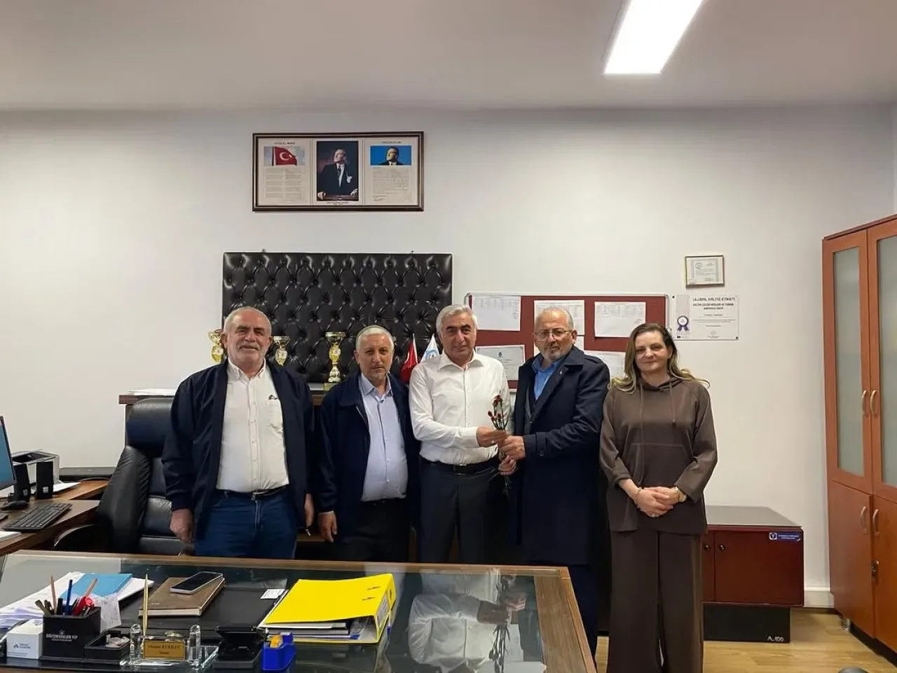 Ümraniye AK Parti Teşkilatı Öğretmenler Günü'nde Okul Ziyaretleri Gerçekleştirdi Ümraniye AK Parti Teşkilatı Öğretmenler Günü'nde Okul Ziyaretleri Gerçekleştirdi