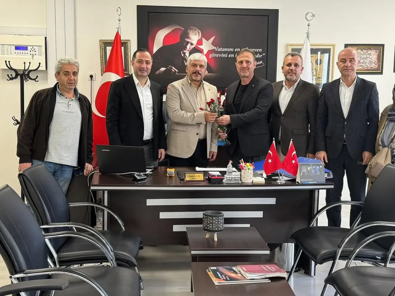 AK Parti Ümraniye Teşkilatı Öğretmenler Günü'nde Okul Ziyaretleri Gerçekleştirdi AK Parti Ümraniye Teşkilatı Öğretmenler Günü'nde Okul Ziyaretleri Gerçekleştirdi
