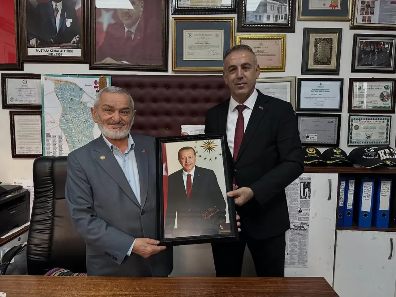 AK Parti Ümraniye İlçe Başkanlığı, Huzur Mahalle Muhtarı'nı Ziyaret Etti AK Parti Ümraniye İlçe Başkanlığı, Huzur Mahalle Muhtarı'nı Ziyaret Etti