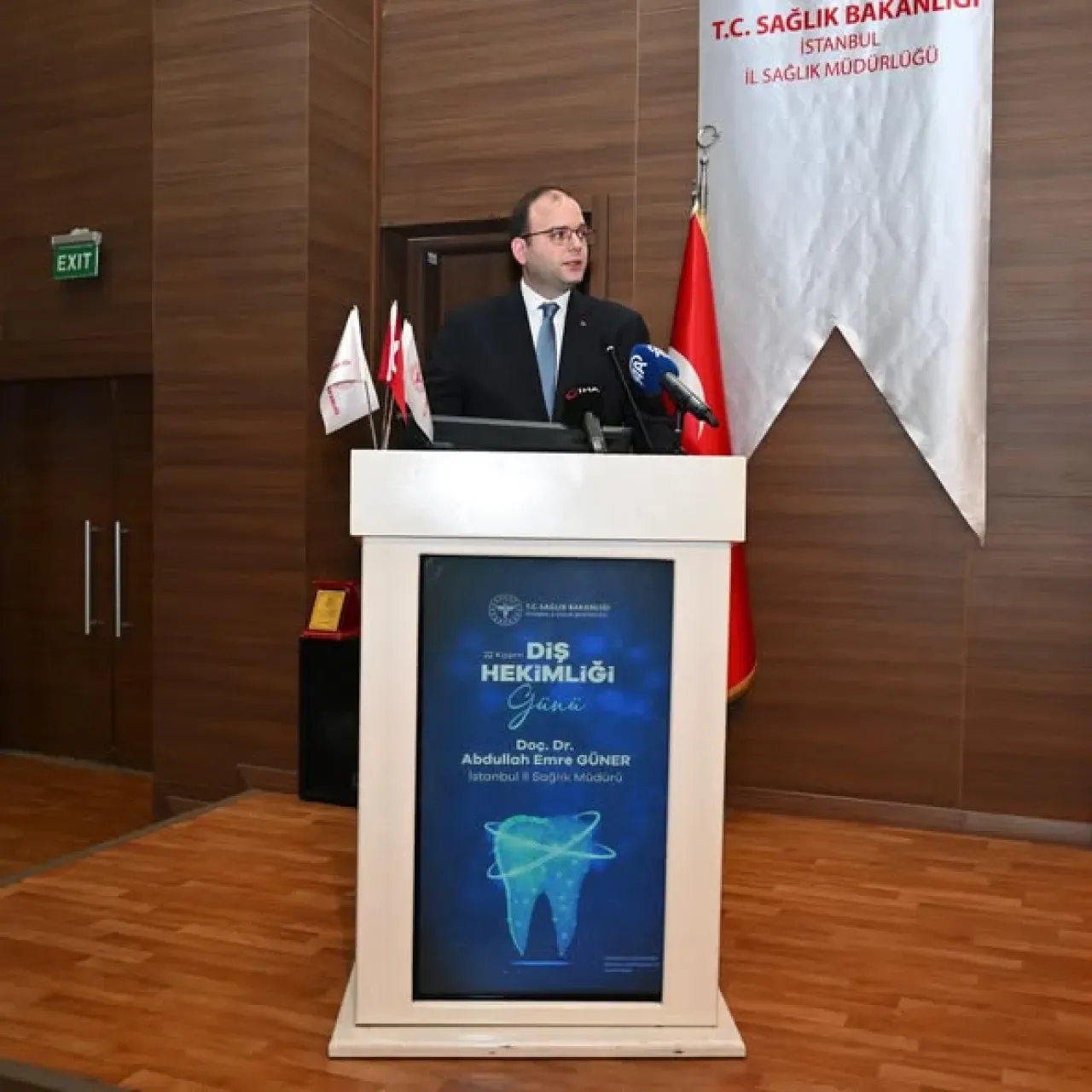 İstanbul'da Diş Hekimliği Günü Kutlandı: 40 Yıllık Hizmet Sahipleri Ödüllendirildi İstanbul'da Diş Hekimliği Günü Kutlandı: 40 Yıllık Hizmet Sahipleri Ödüllendirildi