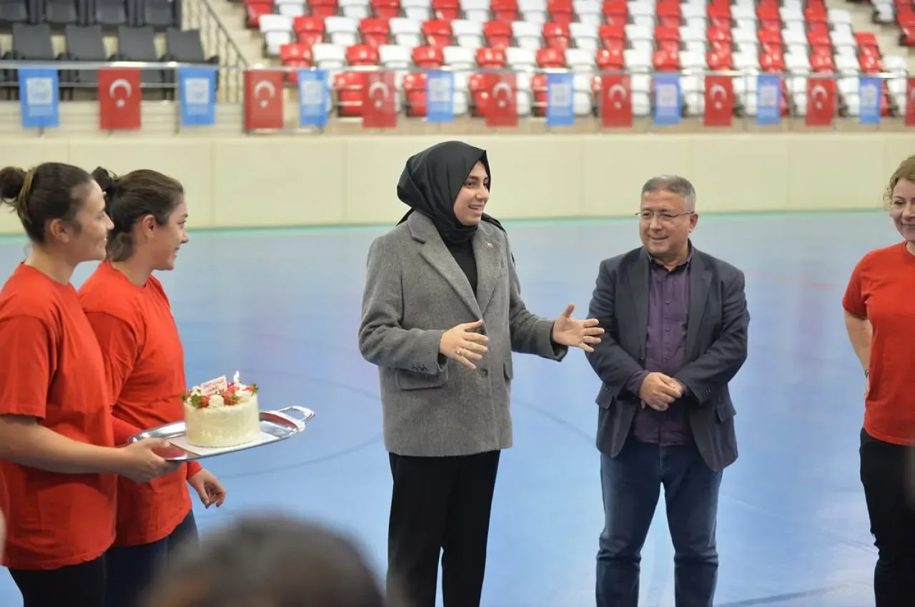 Üsküdar Belediyespor'da Öğretmenler Günü Kutlaması Üsküdar Belediyespor'da Öğretmenler Günü Kutlaması