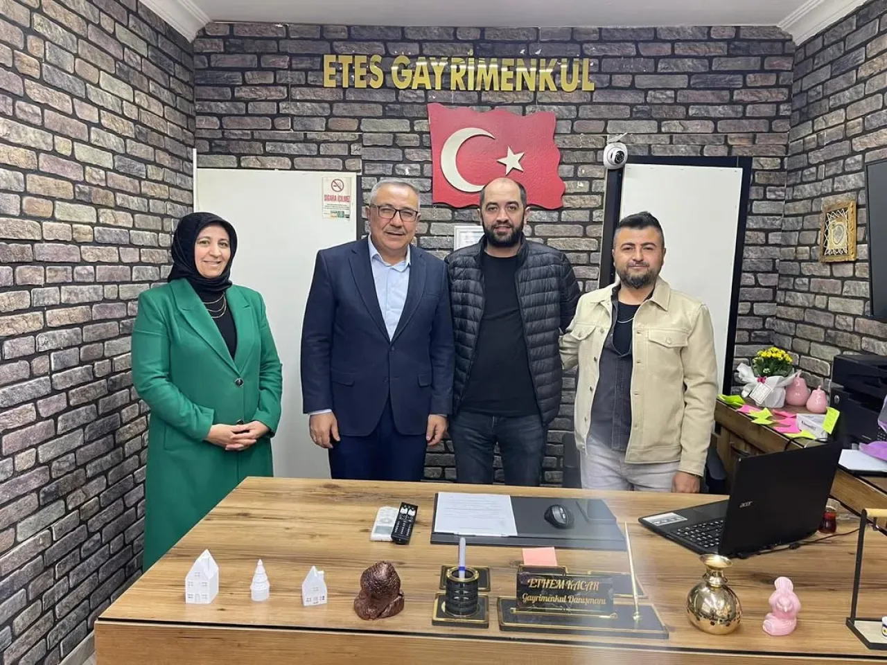 Şereflikoçhisar AK Parti İlçe Başkanı Levent Sarıkaya, ETES Gayrimenkul'ü Ziyaret Etti Şereflikoçhisar AK Parti İlçe Başkanı Levent Sarıkaya, ETES Gayrimenkul'ü Ziyaret Etti