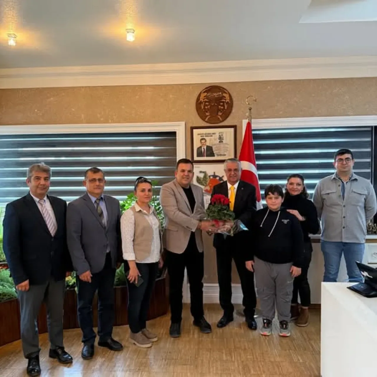 Antalya Kemer Belediye Başkanı Necati Topaloğlu'nun Öğretmenler Günü Makamında Kutlandı Antalya Kemer Belediye Başkanı Necati Topaloğlu'nun Öğretmenler Günü Makamında Kutlandı
